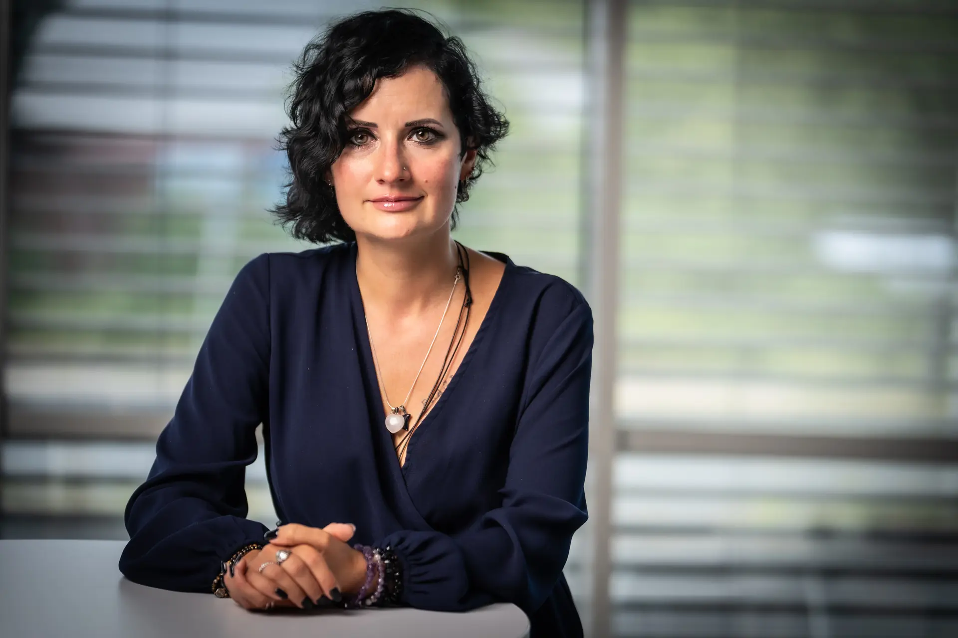 Businessporträt mit ruhiger, natürlicher Haltung