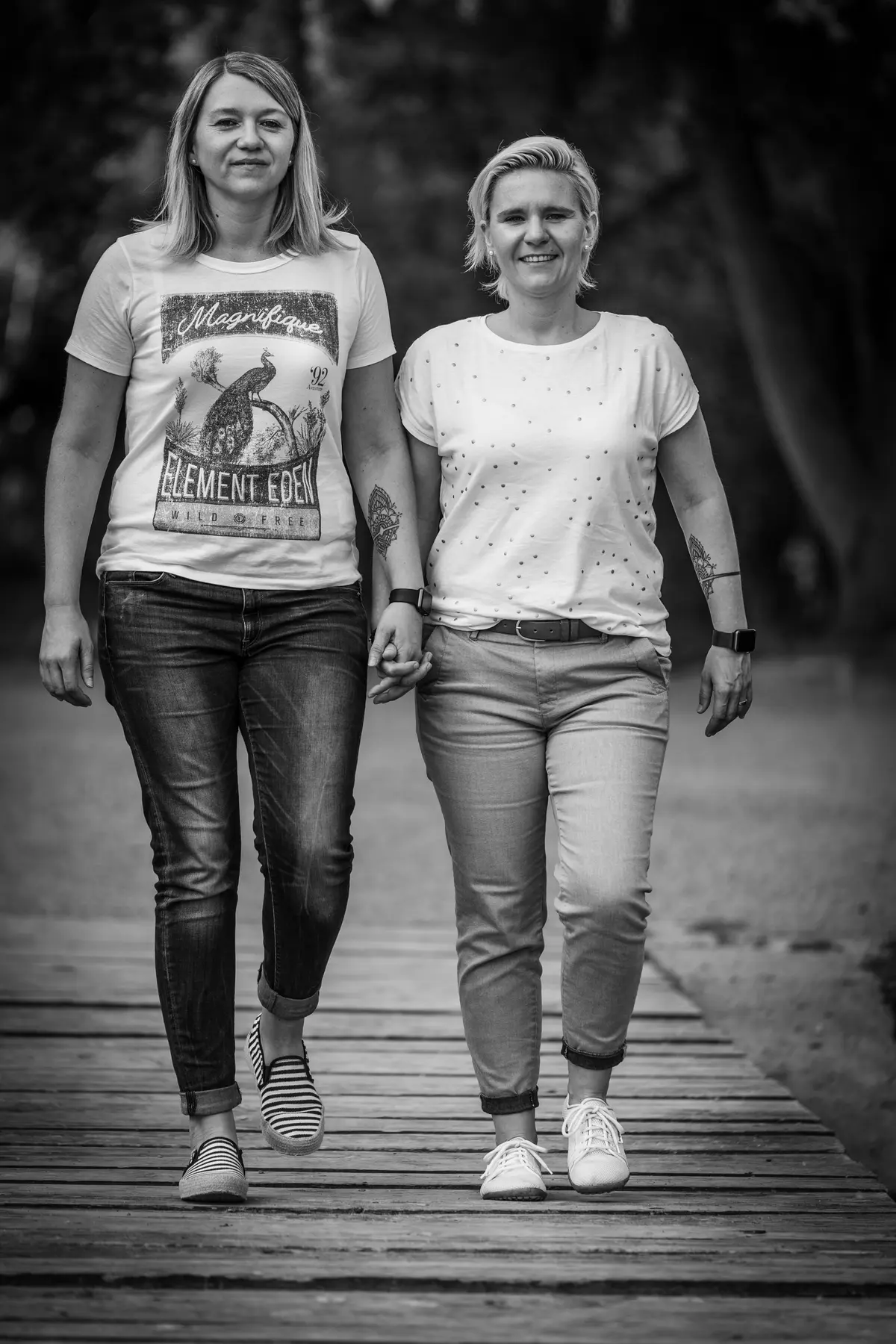 Paar Hand in Hand bei einem Vorbereitungsshooting