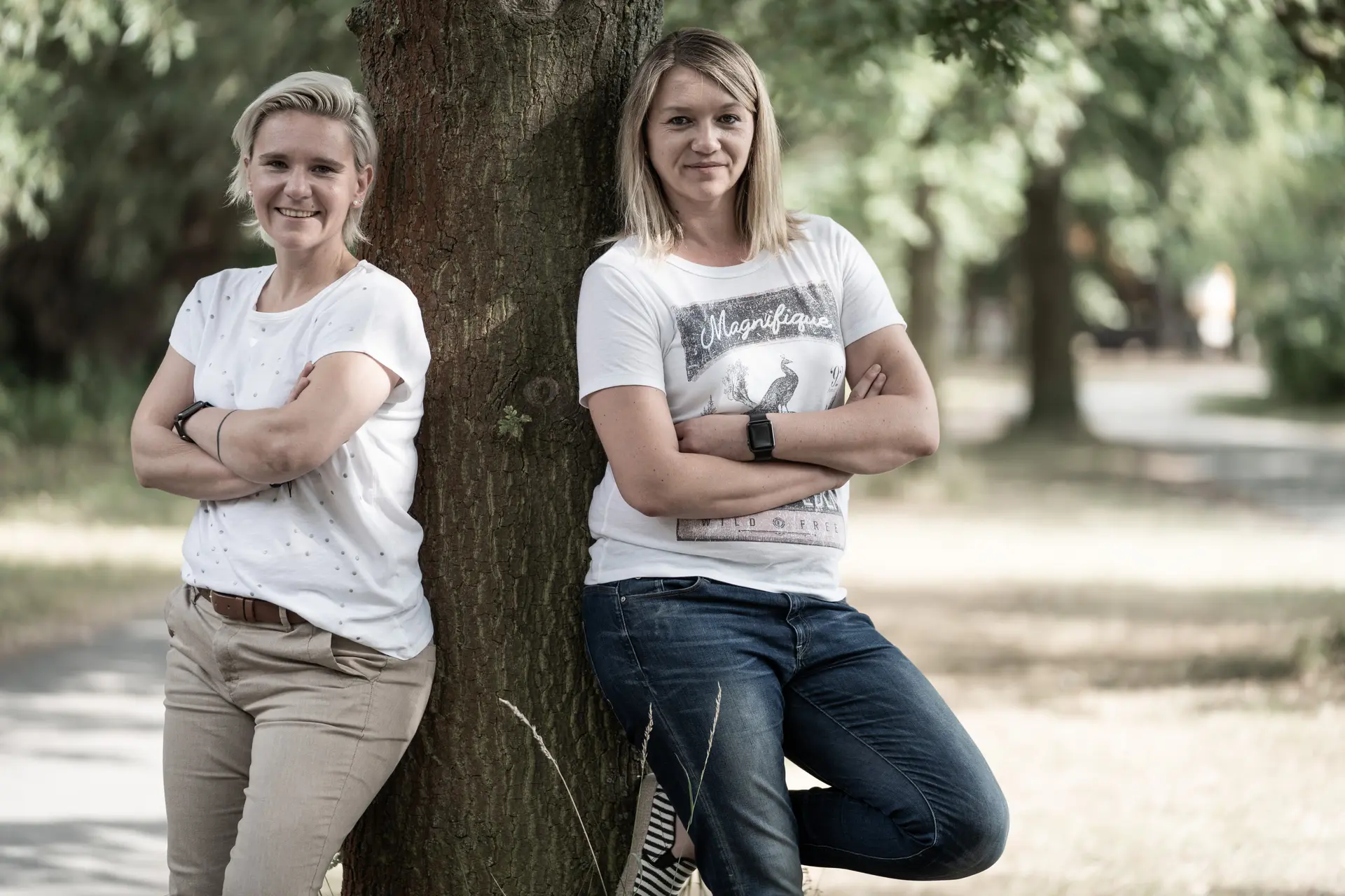 Paar bei einem entspannten Kennenlernshooting vor der Hochzeit