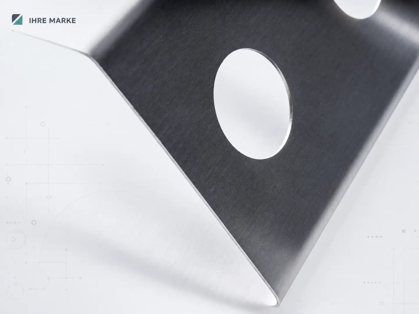 Gebürstetes Metall als präzise inszeniertes Materialdetail innerhalb der beispielhaften Produktmarke