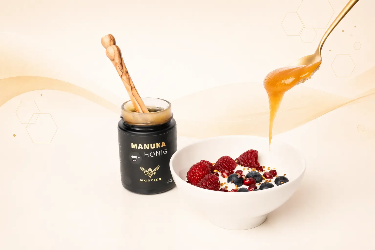 Manuka-Honig mit Beeren und Frühstücksschale als abgestimmte Anwendungsszene
