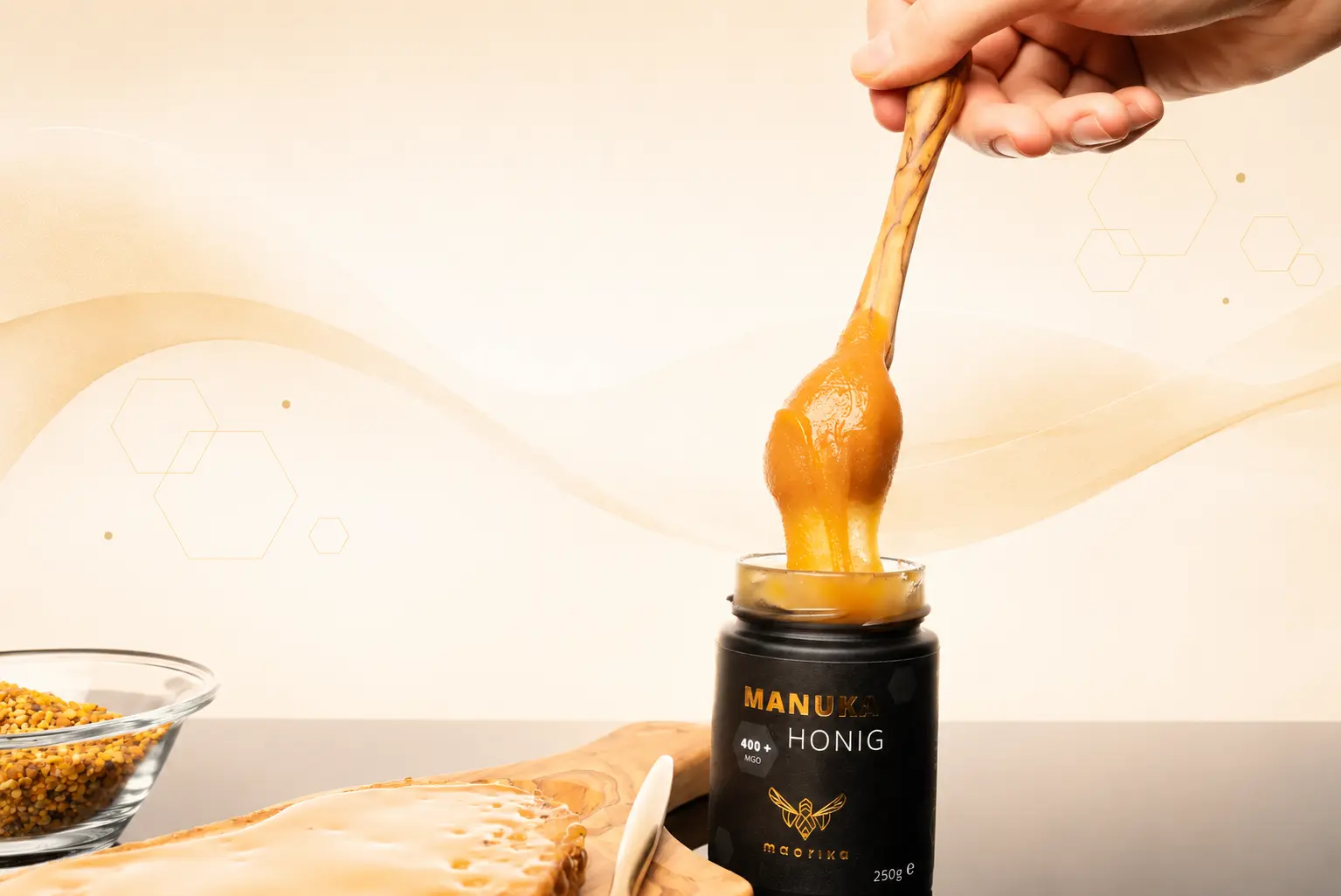 Fließender Manuka-Honig in der warmen, grafisch abgestimmten Produktserie