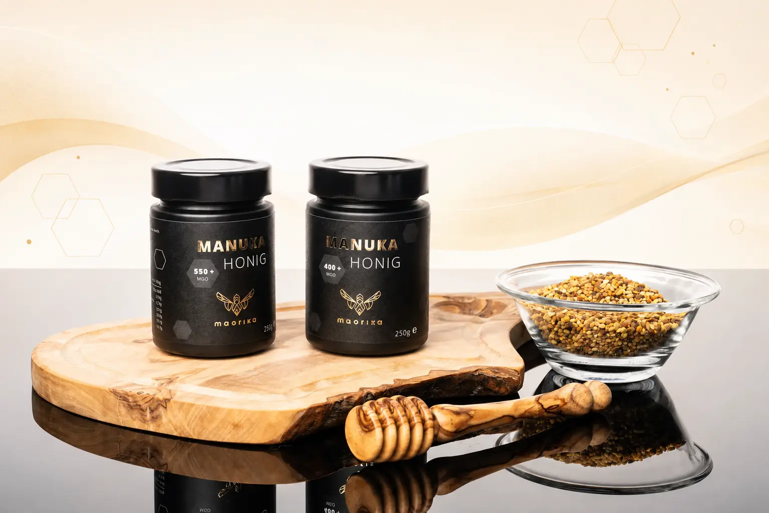 Zwei Manuka-Honiggläser in einer warmen, grafisch inszenierten Produktwelt