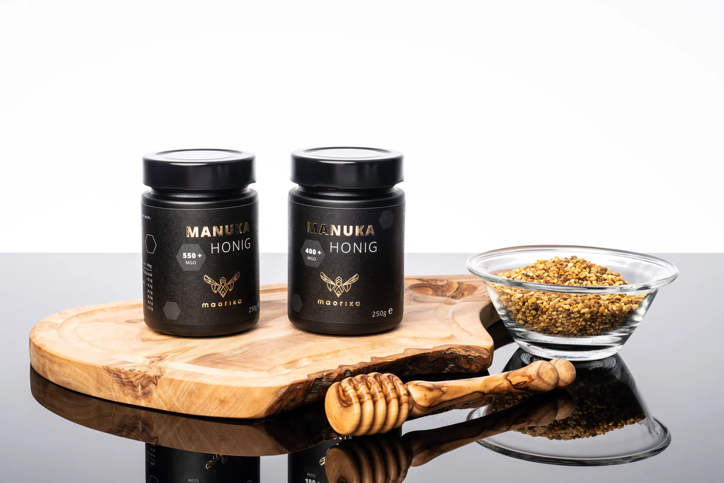 Inszenierte Manuka-Produktfotografie mit Honig, Holz und natürlichen Materialien