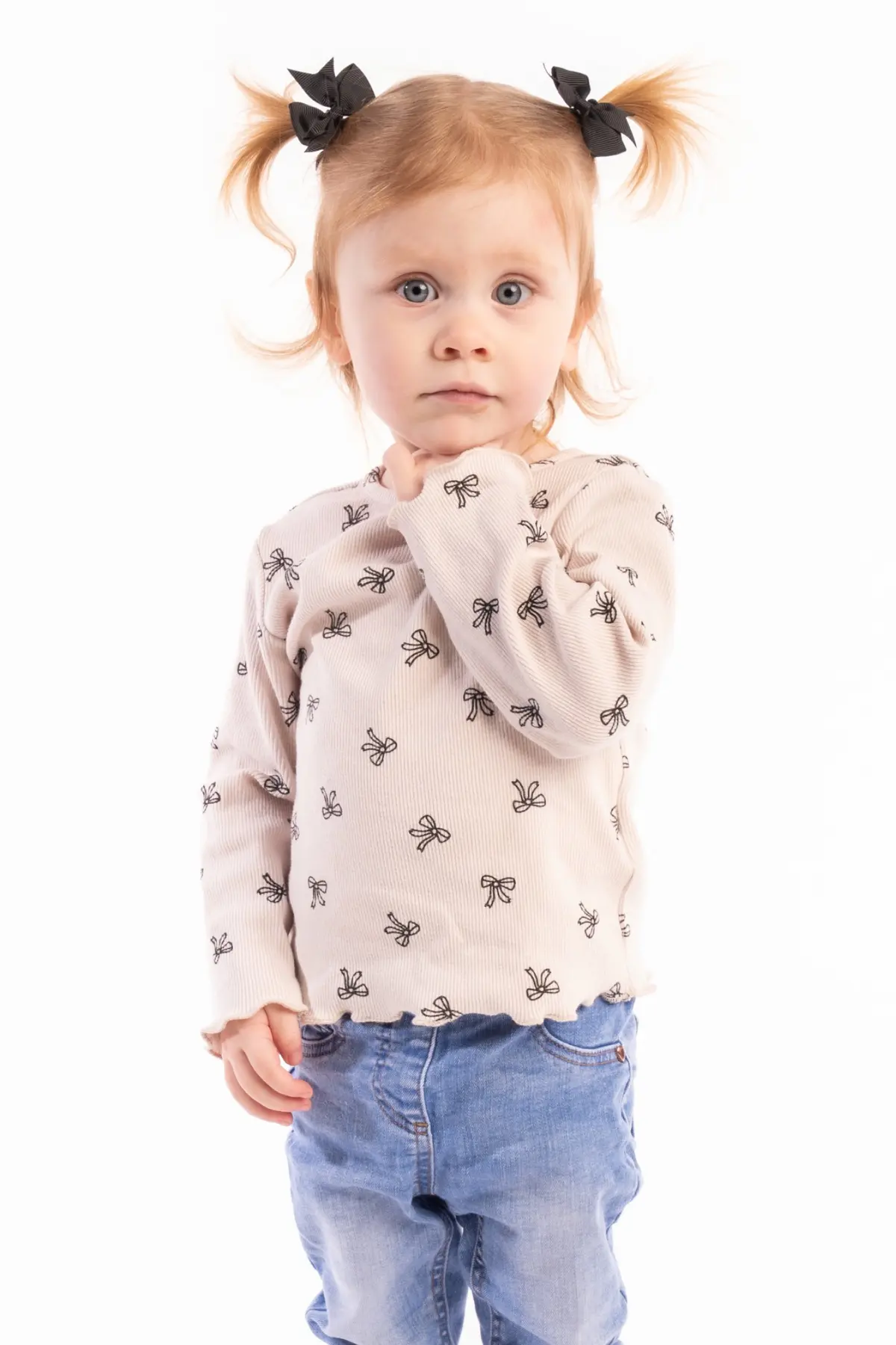 Natürliches Kinderporträt im Fotostudio