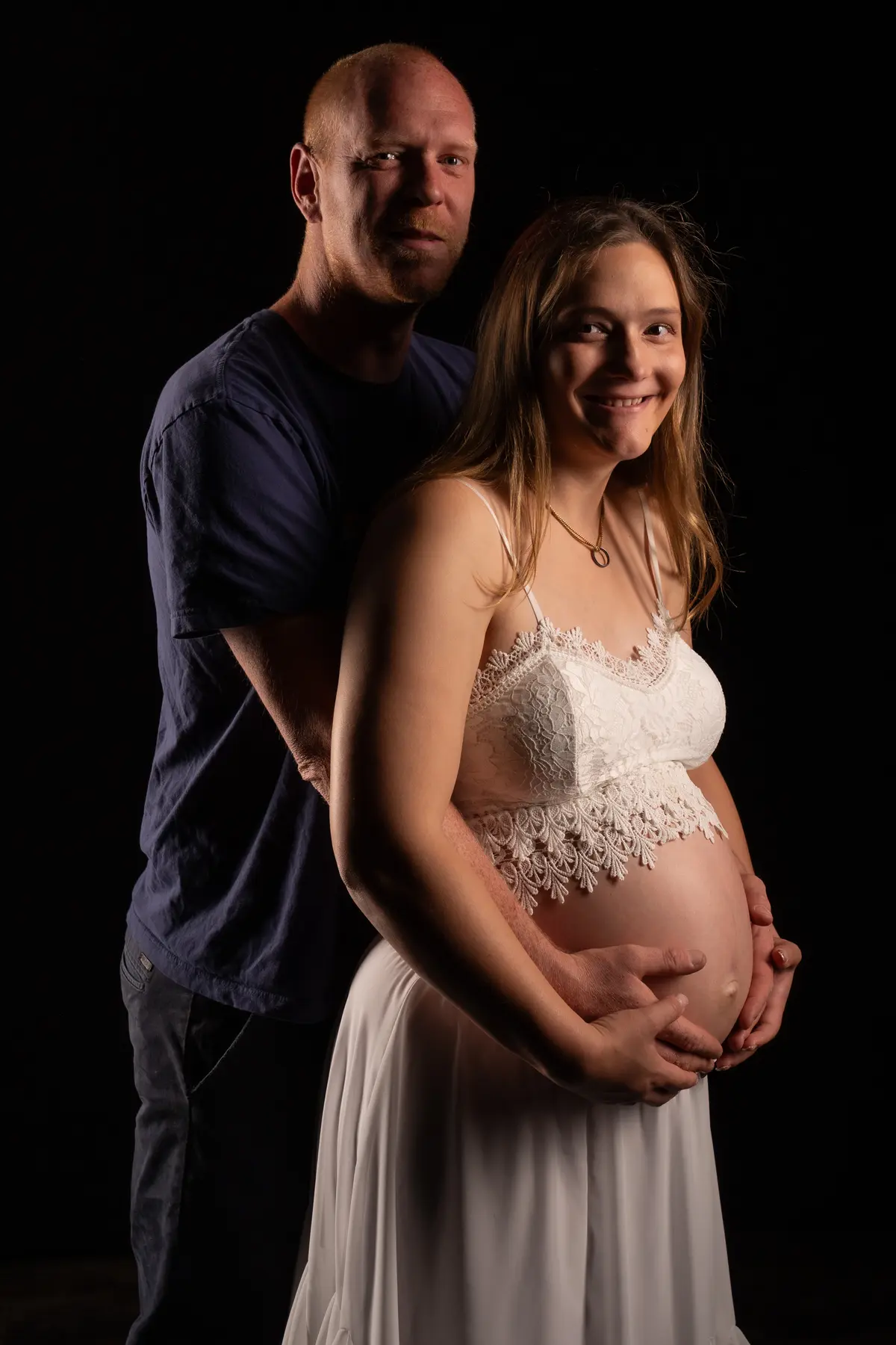 Werdende Eltern bei einem Babybauch Shooting