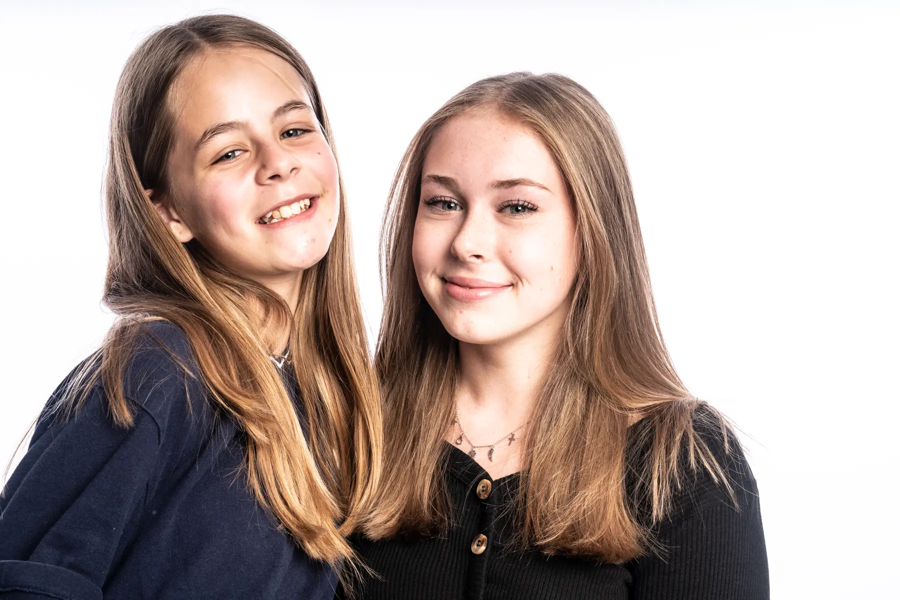 Zwei Freundinnen bei einem gemeinsamen Fotoshooting