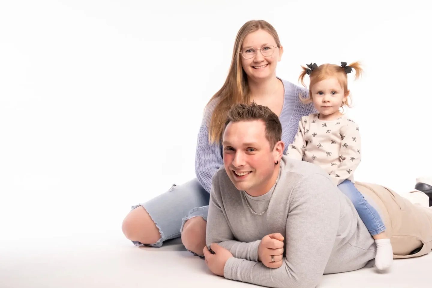 Eltern mit ihrer Tochter beim gemeinsamen Familienshooting