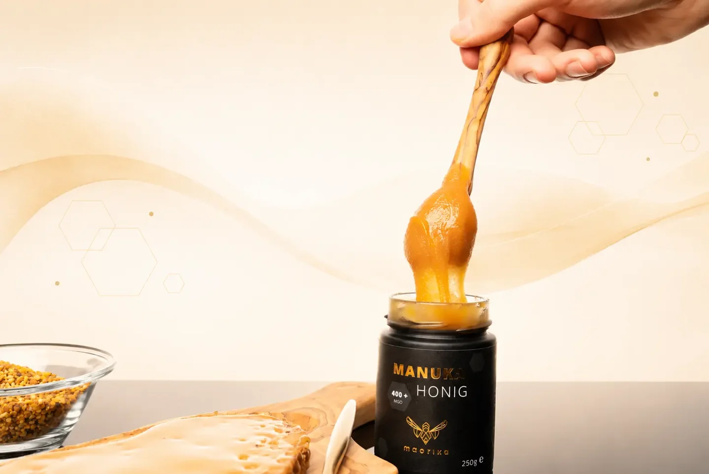 Manuka-Honig in Bewegung als inszeniertes Produktmotiv