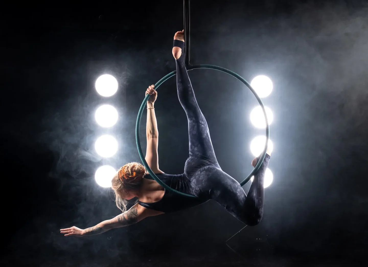 Aerial-Hoop-Figur mit Gegenlicht und Nebel im Fotostudio