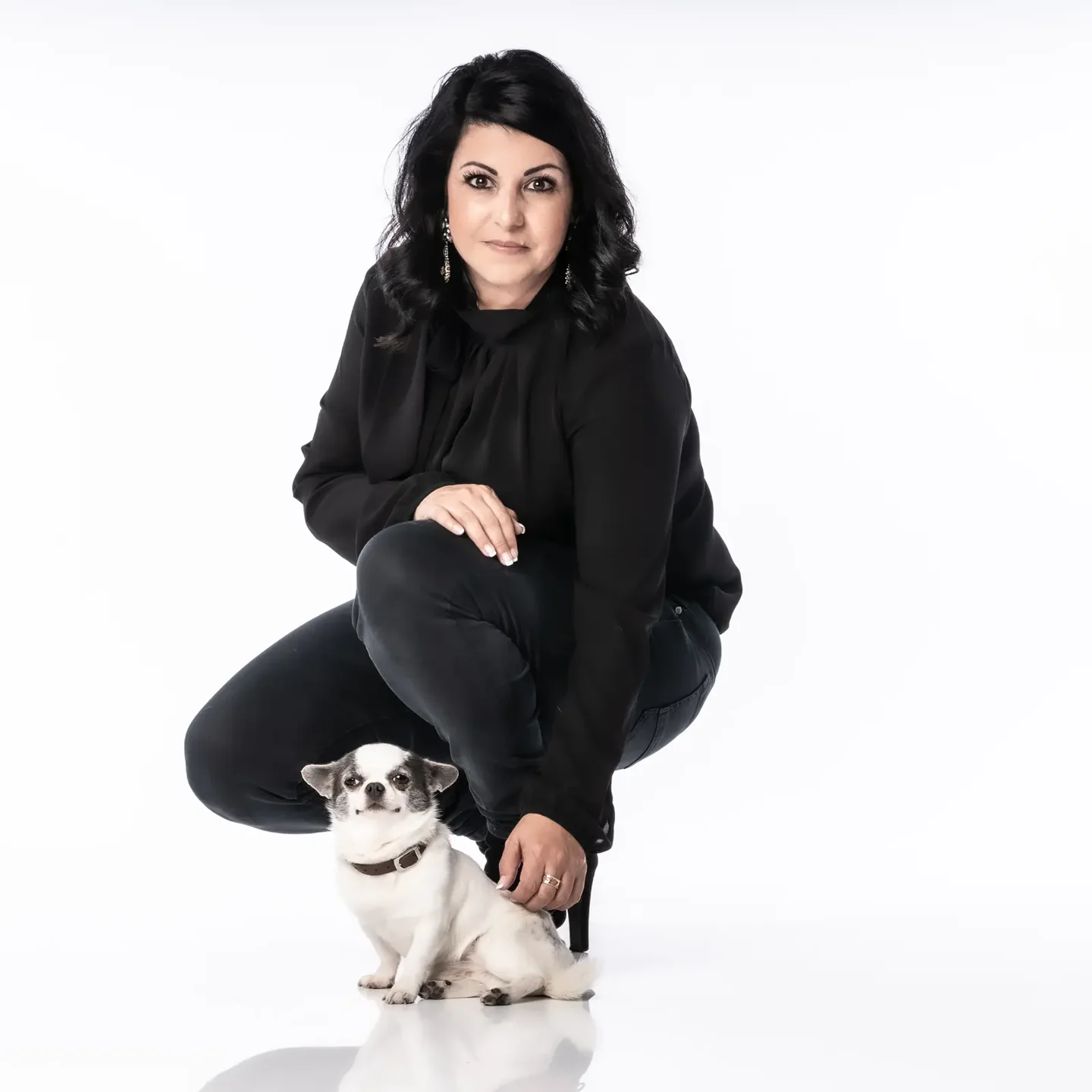 Frau mit ihrem Hund beim Studio-Shooting