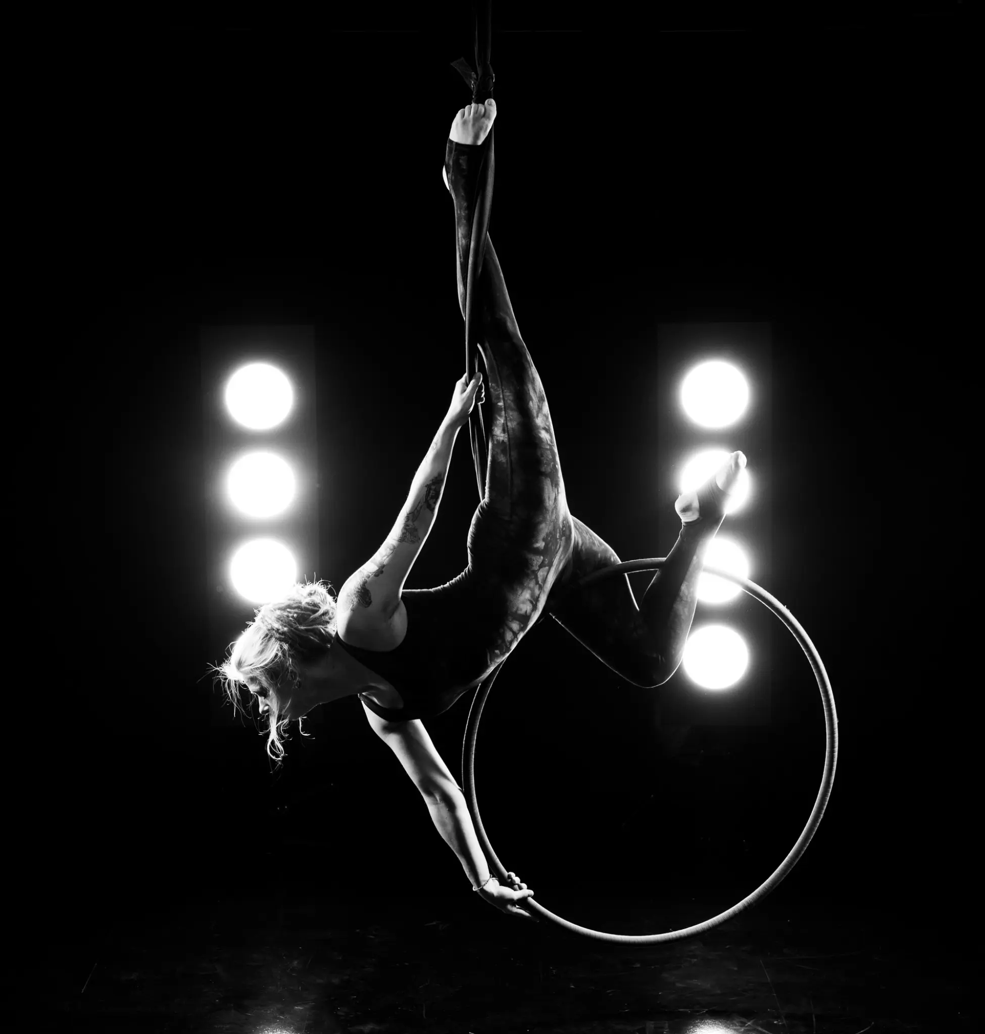 Schwarz-Weiß-Aufnahme einer Athletin im Aerial Hoop