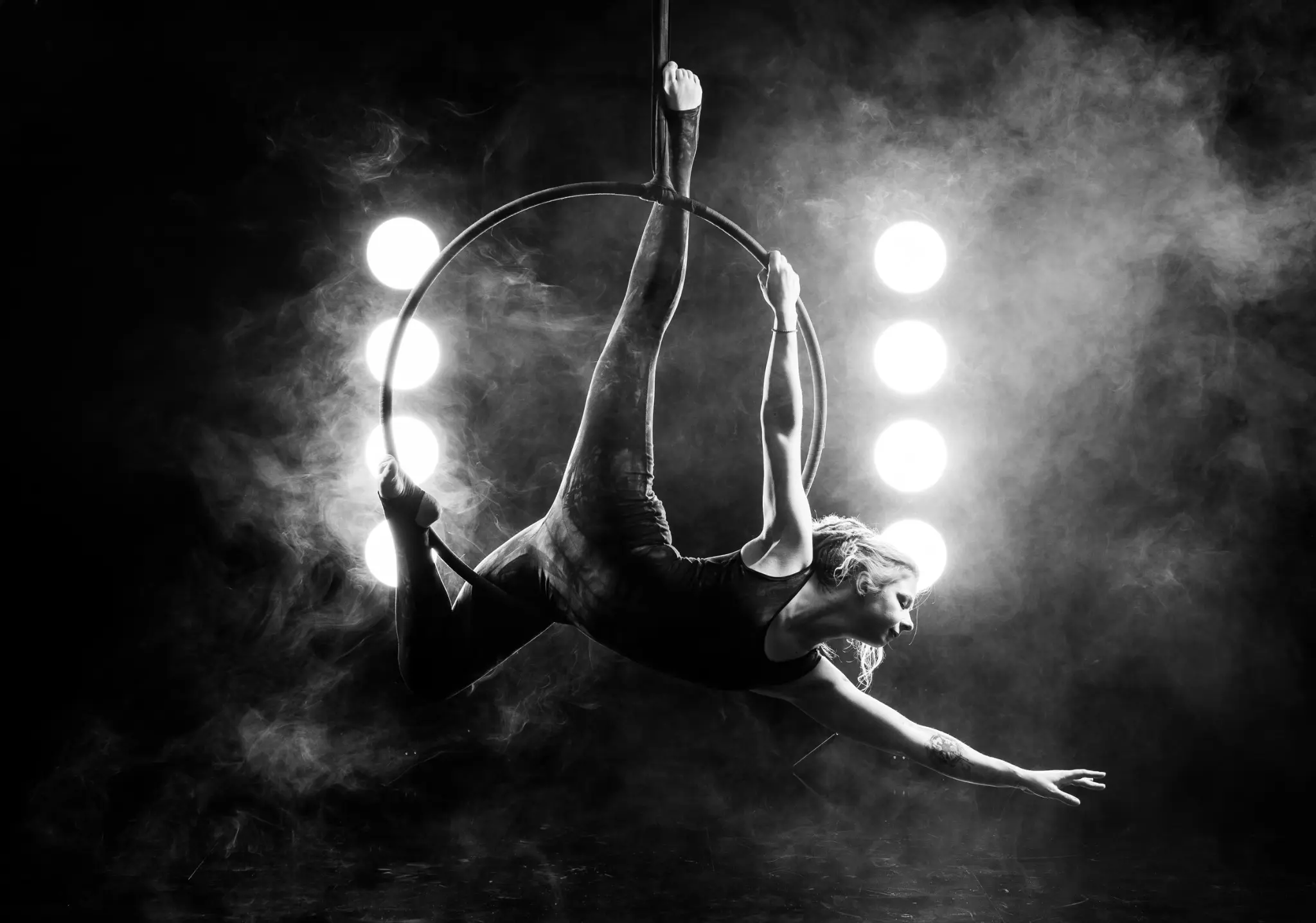 Aerial Hoop im Gegenlicht mit Nebel