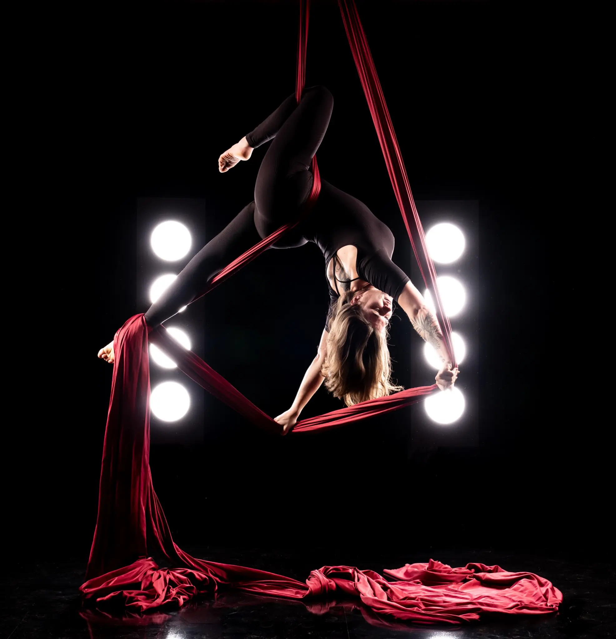 Aerial-Silks-Fotografie mit rotem Vertikaltuch und Studiolicht