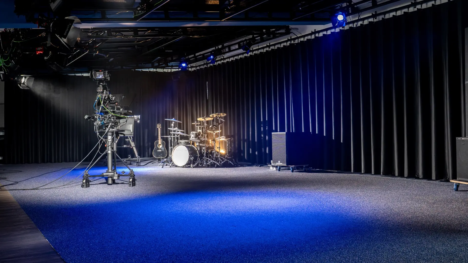 Studio4x-Produktionsfläche mit Broadcastkamera, Studiolicht und freier Spielfläche
